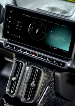 Aston Martin Valhalla full