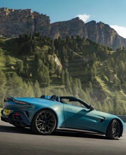 Aston Martin Vantage Roadster full
