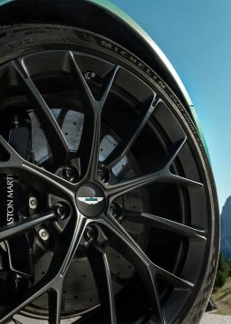 Aston Martin Vantage Roadster full