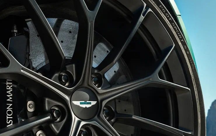 Aston Martin Vantage Roadster full