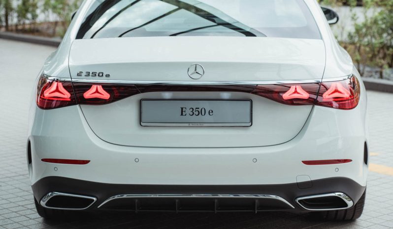 Mercedes-Benz E-Class Sedan E 350 e AMG Line full