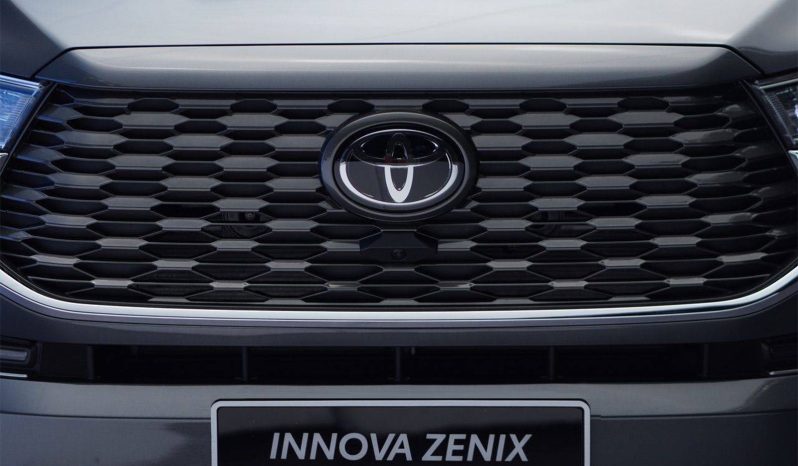 Toyota Innova Zenix full